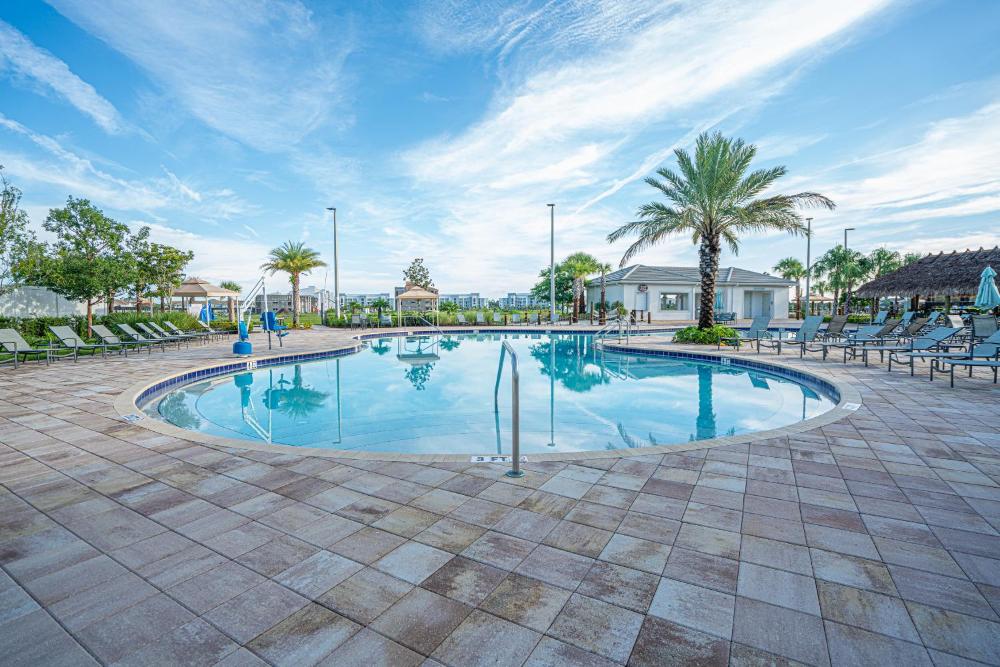 Only 5 Miles from Disney! Free Water Park! 2 Bed, 2 Bath Condo, Sleeps 8